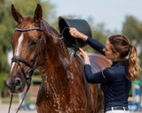 chlodzenie-konia-na-zawodach-gorace-dni-polewanie-woda-equishop