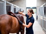 Saddle fitter Equishop sprawdzający dopasowanie siodła Prestige Italia na grzbiecie konia