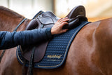 Saddle fitter sprawdza dopasowanie siodła Prestige na grzbiecie konia – jak przygotować się do wizyty saddle fittera, Equishop