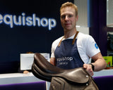 Specjalista Equishop z siodłem przygotowanym do wysyłki do serwisu