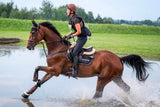 Koń z ochraniaczami Zandona podczas cross-country przez wodę – Equishop Team