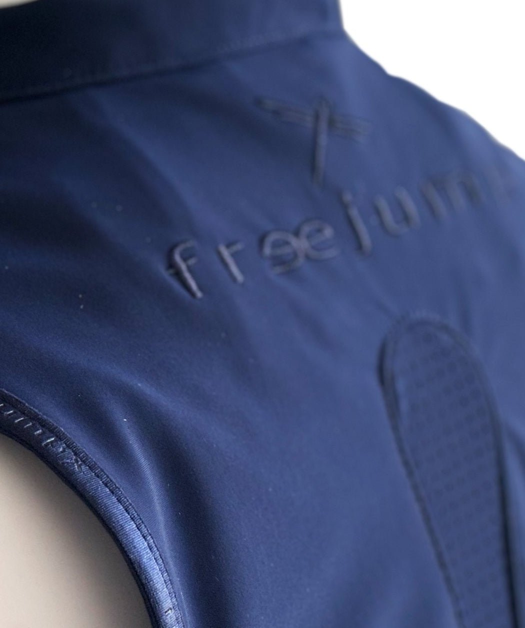 FREEJUMP AIRBAG WYBUCHOWA KAMIZELKA OCHRONNA DLA JEŹDŹCA SLIM FIT GRANATOWA - Freejump Equishop