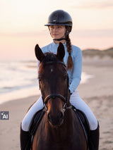 Jeźdźczyni w kasku jeździeckim KEP Smart Polo Visor Polish przy koniu (AI)