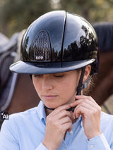Jeźdźczyni zapina pasek kasku KEP Smart Polo Visor Polish - detal (AI)