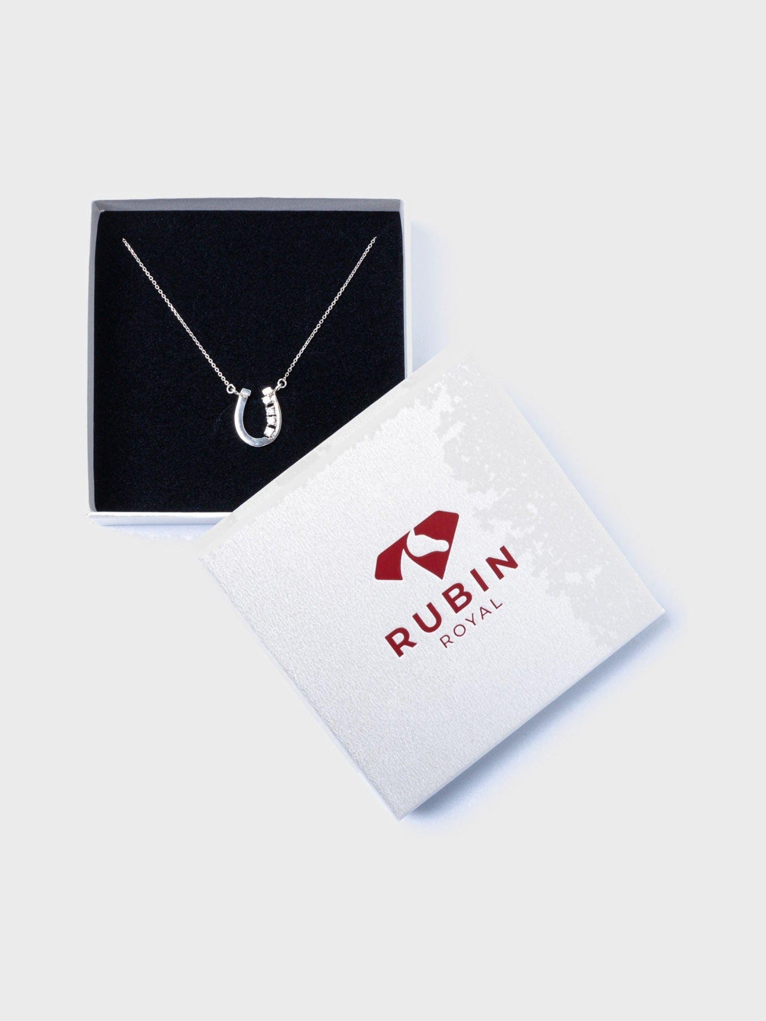 RUBIN ROYAL SREBRNY NASZYJNIK JEŹDZIECKI Z ZAWIESZKĄ PODKOWA KONIA Z CYRKONIAMI PRÓBA 925 - Rubin Royal Equishop