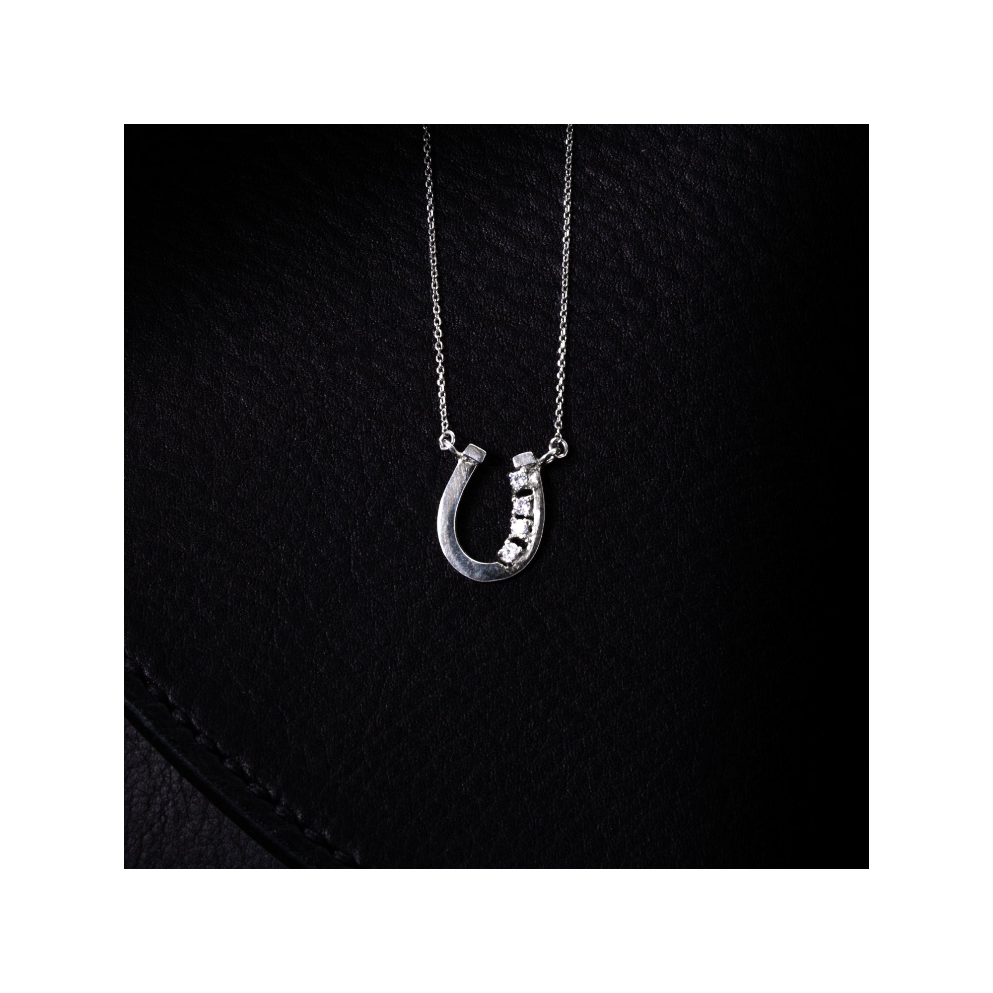 RUBIN ROYAL SREBRNY NASZYJNIK JEŹDZIECKI Z ZAWIESZKĄ PODKOWA KONIA Z CYRKONIAMI PRÓBA 925