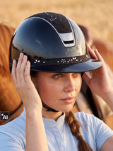 Jeźdźczyni poprawia kask Samshield Miss Shield 2.0 Glossy Flower Swaro - detal (AI)