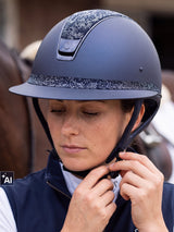 Jeźdźczyni zapina granatowy kask Samshield Miss Shield 2.0 Cosmic Night (AI)