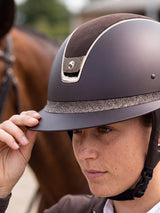 Jeźdźczyni poprawia brązowy kask Samshield Miss Shield 2.0 Crystal Fabric Gold