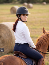 Jeźdźczyni w kasku Samshield Miss Shield 2.0 Crystal Intarsia podczas jazdy konnej (AI)