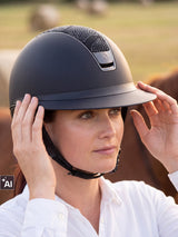 Jeźdźczyni poprawia kask Samshield Miss Shield 2.0 Crystal Intarsia - detal (AI)
