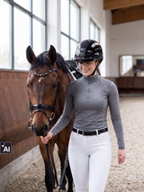 Jeźdźczyni w kasku Samshield Miss Shield 2.0 Elegant Flower podczas jazdy konnej (AI)