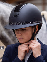 Jeźdźczyni zapina kask Samshield Miss Shield 2.0 Glossy Glacier Top (AI)