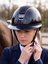 Rider fastening a Samshield Miss Shield 2.0 Night Pearl helmet