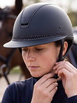 Jeźdźczyni zapina kask Samshield Miss Shield 2.0 Royal Tiara