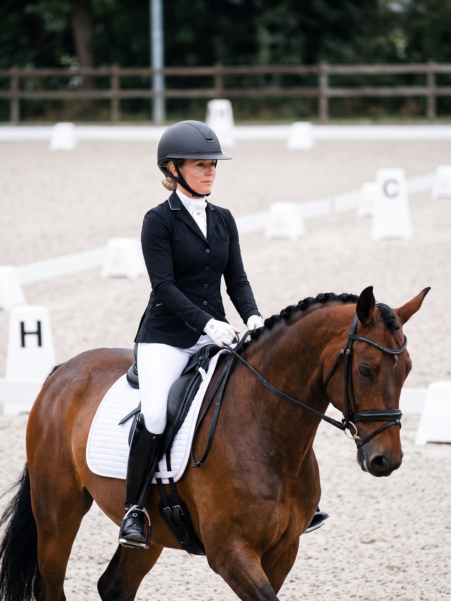 Jeźdźczyni w kasku Samshield Miss Shield 2.0 Royal Tiara podczas przejazdu ujeżdżeniowego