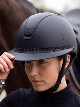 Jeźdźczyni poprawia kask Samshield Miss Shield 2.0 Sparkling 300 Swaro (AI)