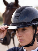 Jeźdźczyni poprawia kask Samshield Miss Shield 2.0 Subtle Crystal Leaf (AI)
