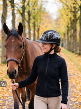 Jeźdźczyni w kasku Samshield Miss Shield 2.0 Subtle Crystal Leaf prowadzi konia jesienną aleją (AI)