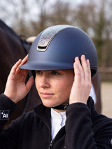Jeźdźczyni poprawia kask Samshield Shadowmatt 2.0 Paradise Shine - detal (AI)