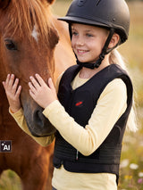 Młoda jeźdźczyni w kamizelce Zandona Soft Vest Pro Kid X7 - kamizelka ochronna do jazdy konnej z bliska (AI)