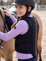 Młoda jeźdźczyni w kamizelce Zandona Soft Vest Pro Kid X8 - kamizelka ochronna do jazdy konnej z bliska (AI)