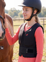 Młoda jeźdźczyni w kamizelce Zandona Soft Vest Pro Kid X9 - kamizelka ochronna do jazdy konnej z bliska (AI)