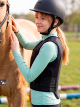 Jeźdźczyni w kamizelce Zandona Soft Vest Pro X6 damska - kamizelka ochronna do jazdy konnej z bliska (AI)