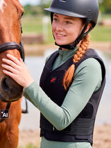 Jeźdźczyni w kamizelce Zandona Soft Vest Pro X6 - kamizelka ochronna do jazdy konnej z bliska (AI)