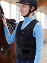 Jeźdźczyni w kamizelce Zandona Soft Vest Pro X8 - kamizelka ochronna do jazdy konnej z bliska (AI)