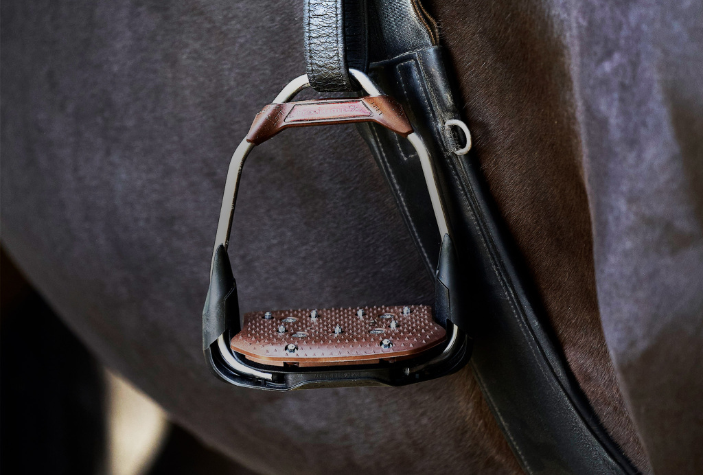 How to choose the right stirrups for you? Equestrian Shop
