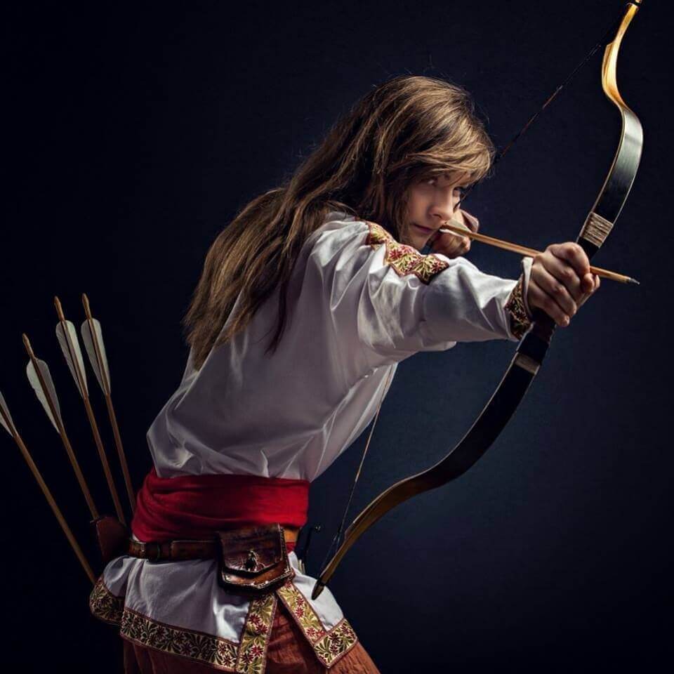 стрельба из лука 18 век. стрельба из лука прическа. современный лучник. башкирский лучник. лук для мужчин.